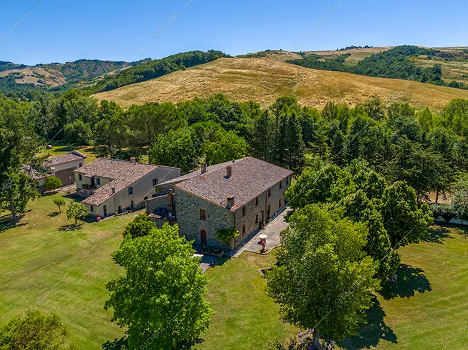 Esterni del borgo Corindone, location in stile rustico a Siena