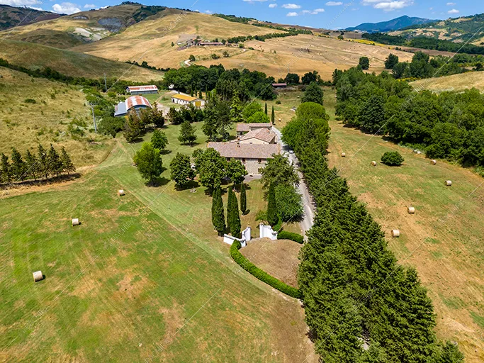 Esterni del borgo Corindone, location in stile rustico a Siena