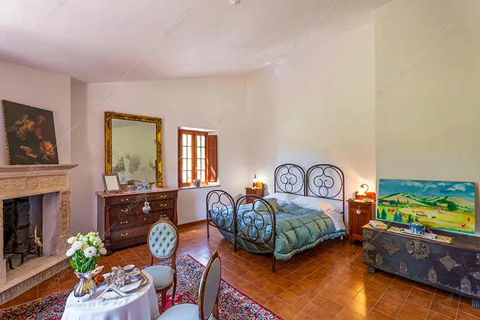 Camera da letto del borgo Corindone, location in stile rustico a Siena
