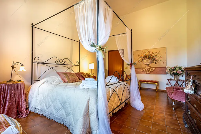 Camera da letto del borgo Corindone, location in stile rustico a Siena