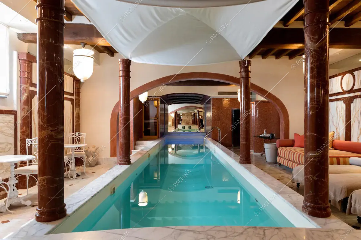 Piscina interna della villa Elba, location in stile classico a Firenze