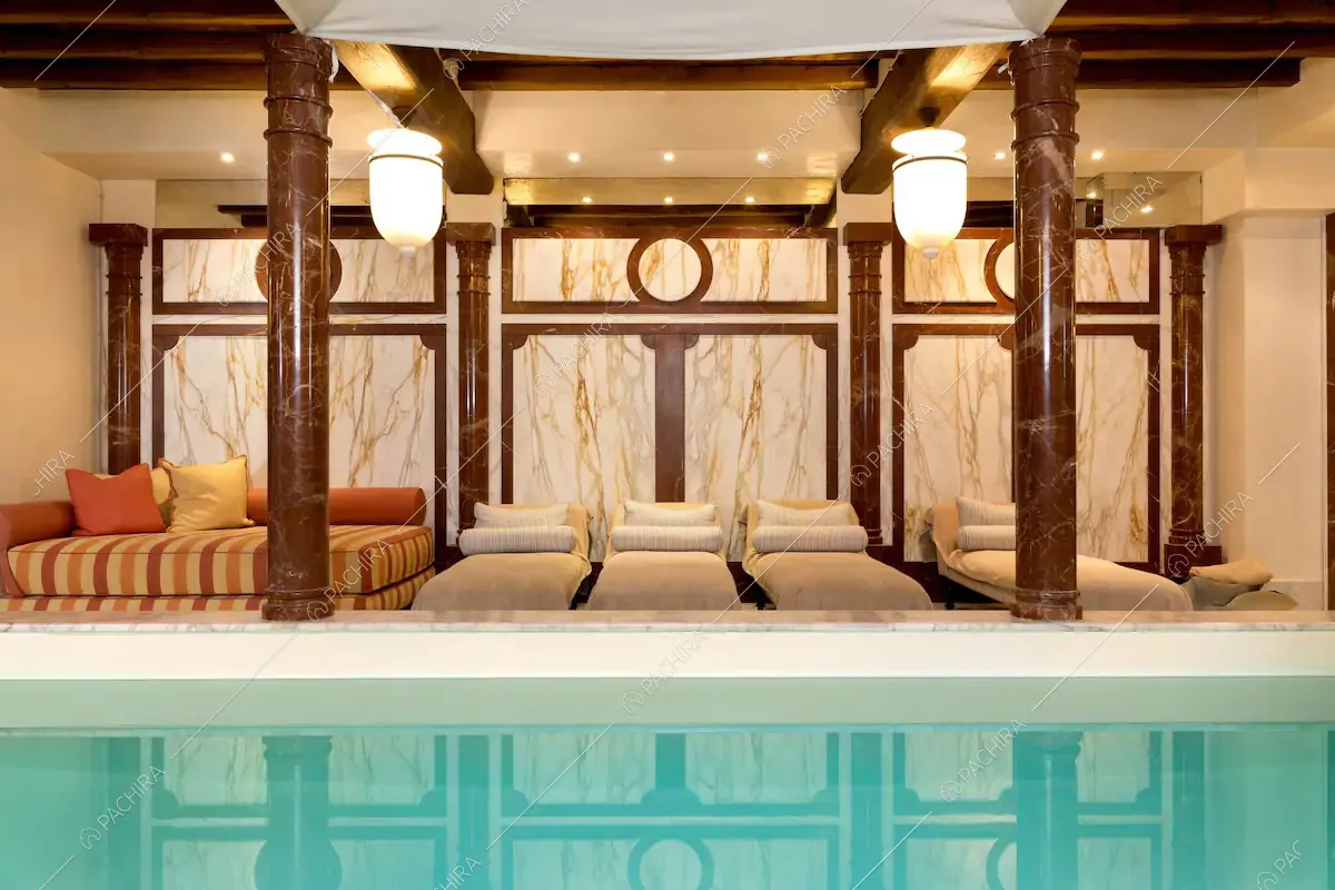 Piscina interna della villa Elba, location in stile classico a Firenze