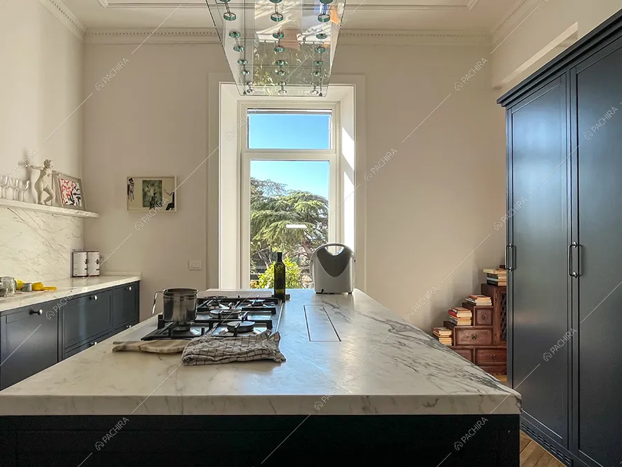 Cucina a isola dell'appartamento Sile, location in stile contemporaneo a Roma