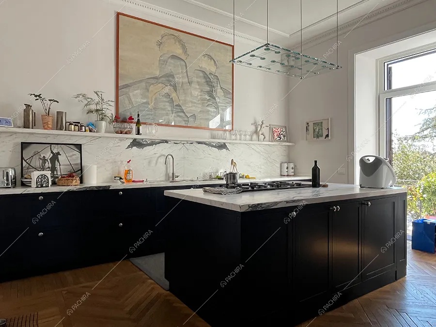 Cucina a isola dell'appartamento Sile, location in stile contemporaneo a Roma