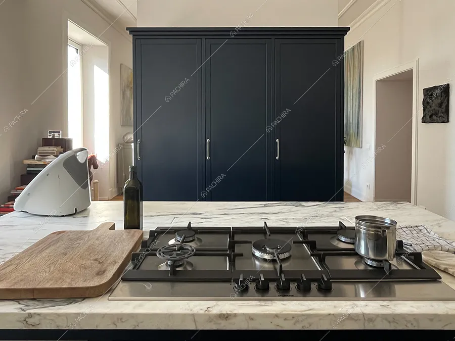 Cucina a isola dell'appartamento Sile, location in stile contemporaneo a Roma
