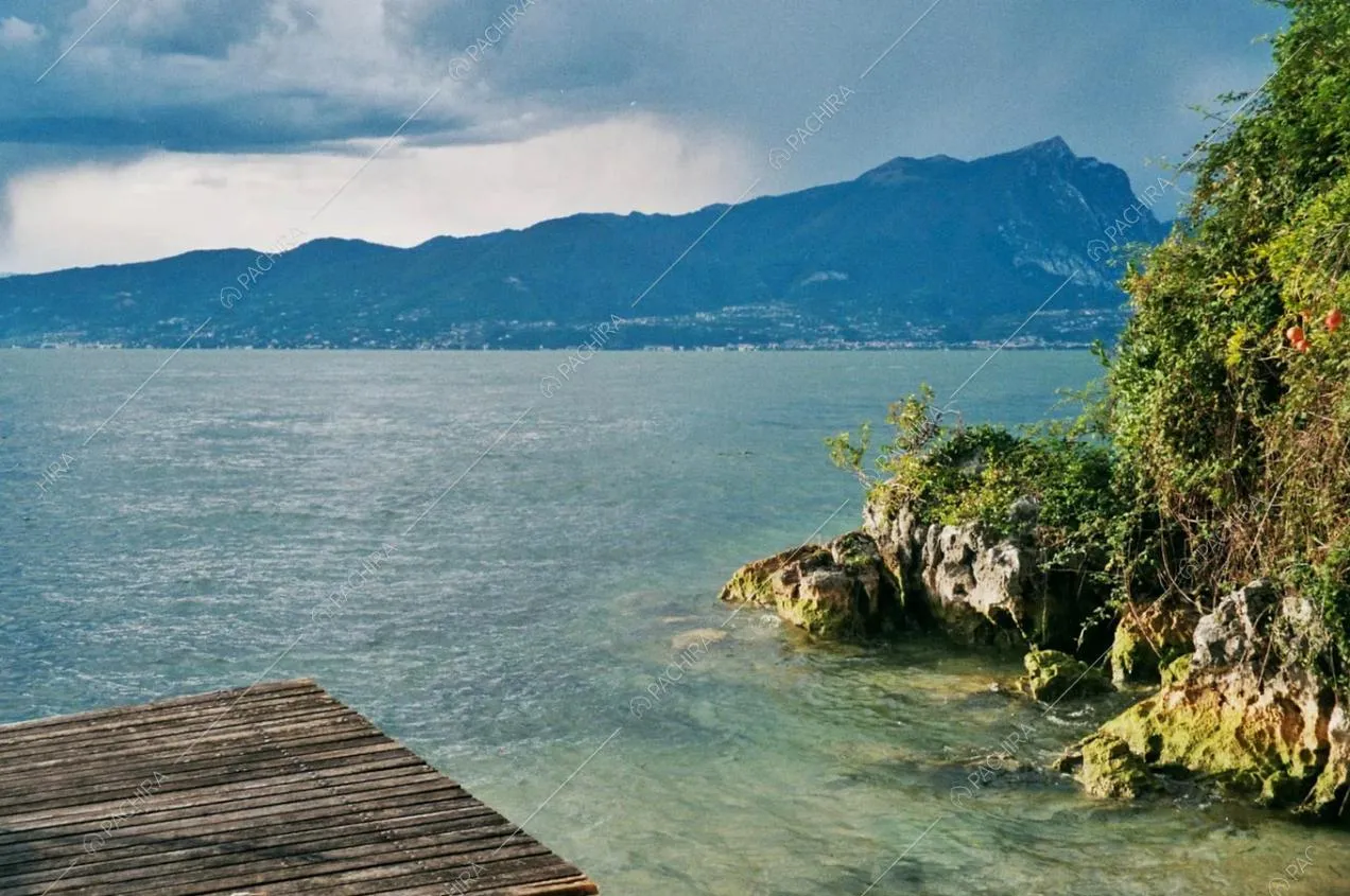 Vista sul Lago di Garda dalla villa Granato, location in stile classico a Verona
