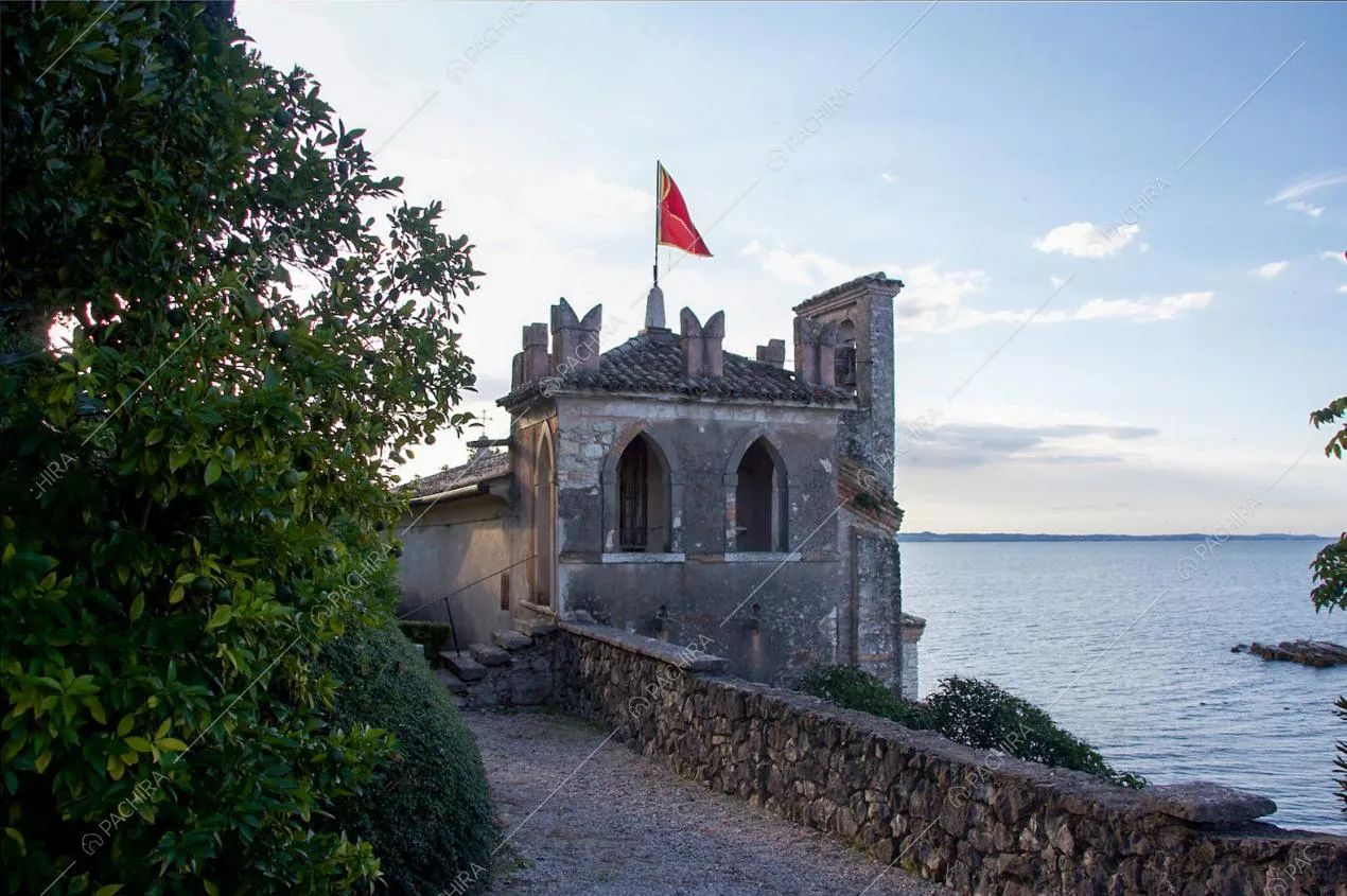 Vista sul Lago di Garda dalla villa Granato, location in stile classico a Verona