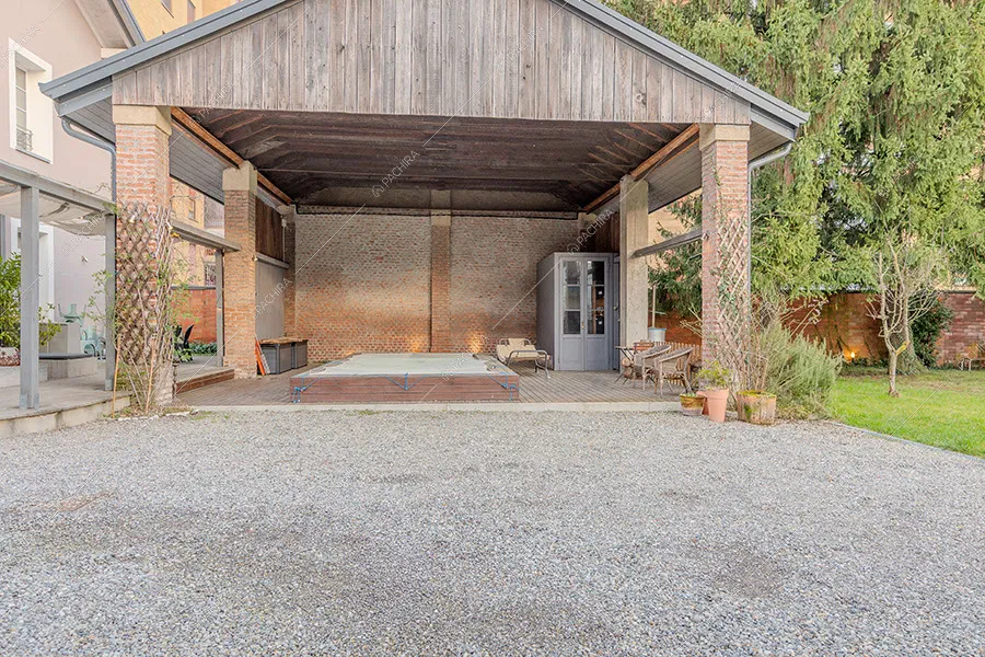 Piscina coperta della villa Dioptasio, location in stile moderno a Monza