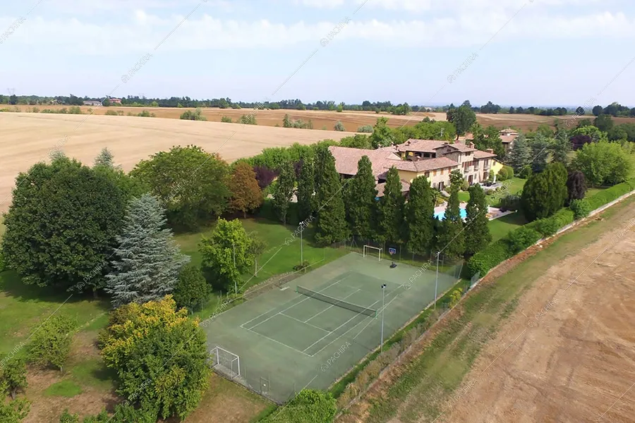 Campo da tennis della villa Pampero, location in stile moderno a Piacenza