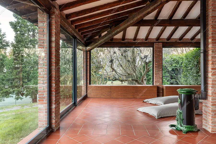 Veranda della villa Pampero, location in stile moderno a Piacenza