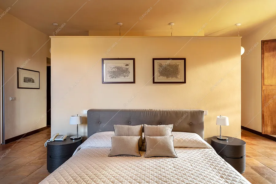 Camera da letto della villa Pampero, location in stile moderno a Piacenza