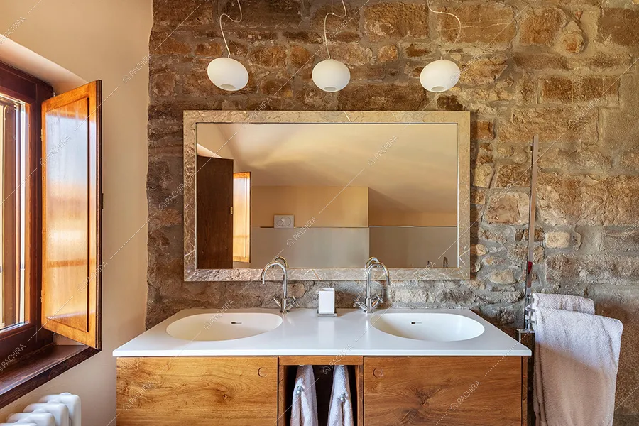 Bagno della villa Pampero, location in stile moderno a Piacenza