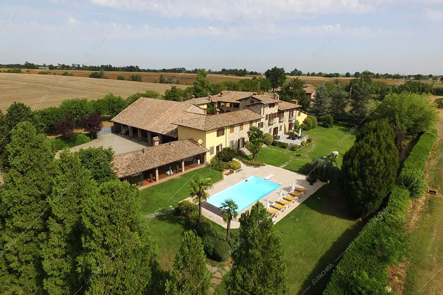 Esterni della villa Pampero, location in stile moderno a Piacenza