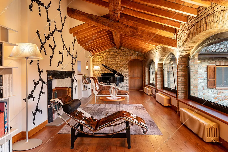 Salotto della villa Pampero, location in stile moderno a Piacenza