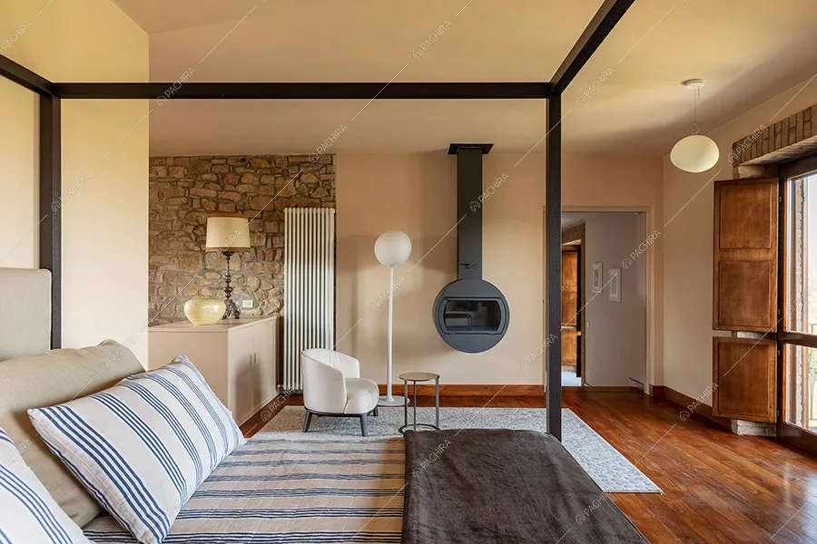 Camera da letto della villa Pampero, location in stile moderno a Piacenza
