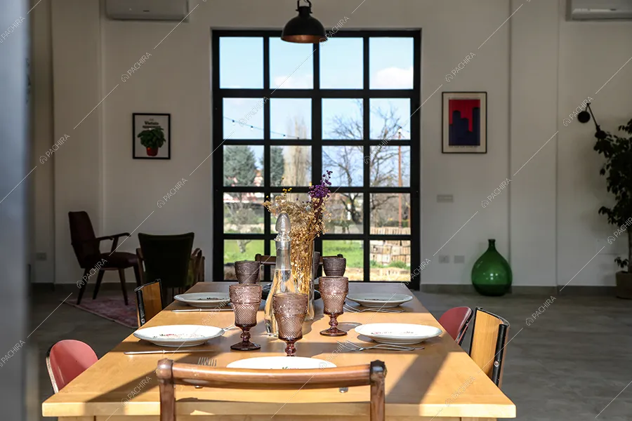 Zona pranzo del loft Piroxene, location in stile industriale a Napoli