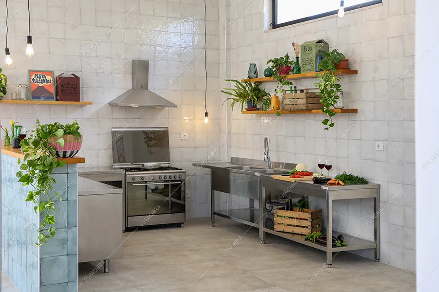 Cucina del loft Piroxene, location in stile industriale a Napoli