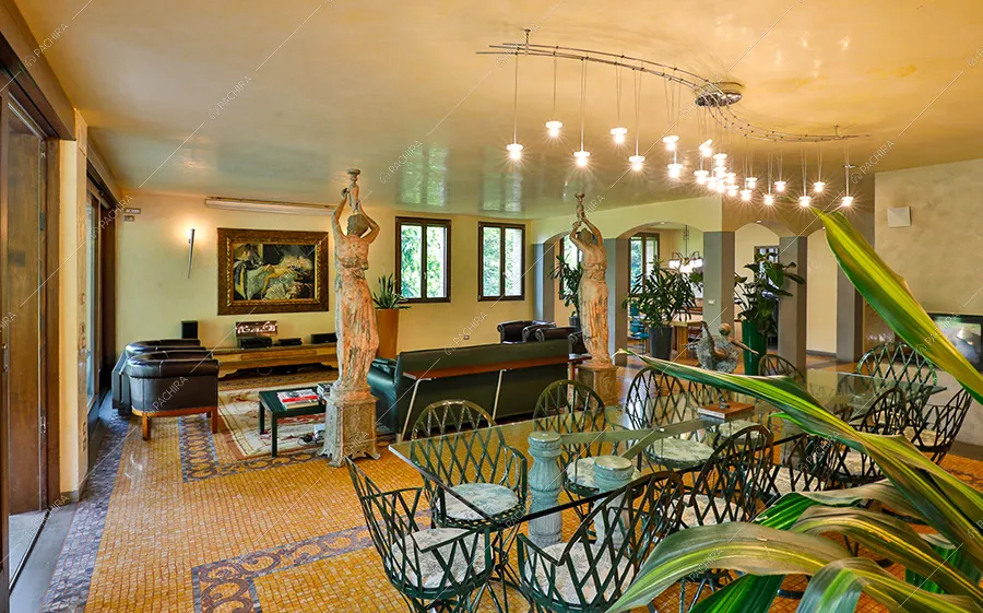 Zona pranzo della villa Psillio, location in stile moderno a Bologna