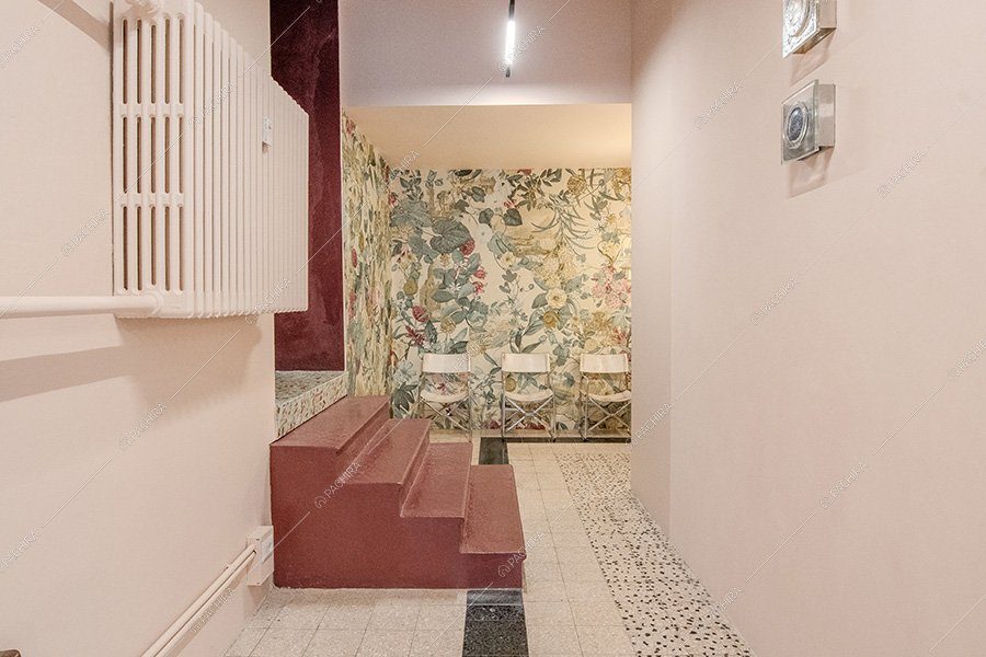 Ingresso dell'espositivo Magdalena, location in stile vintage per shooting a Milano