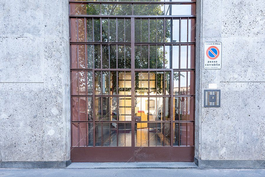 Portone dell'espositivo Magdalena, location in stile vintage per shooting a Milano