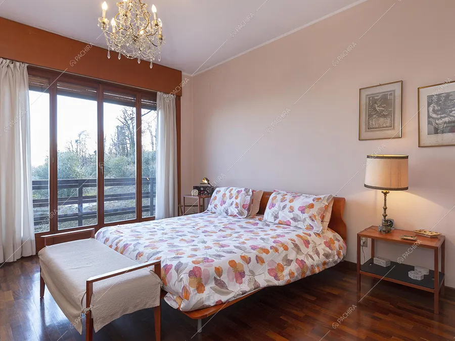 Camera da letto della villa Selenite, location in stile classico a Novara