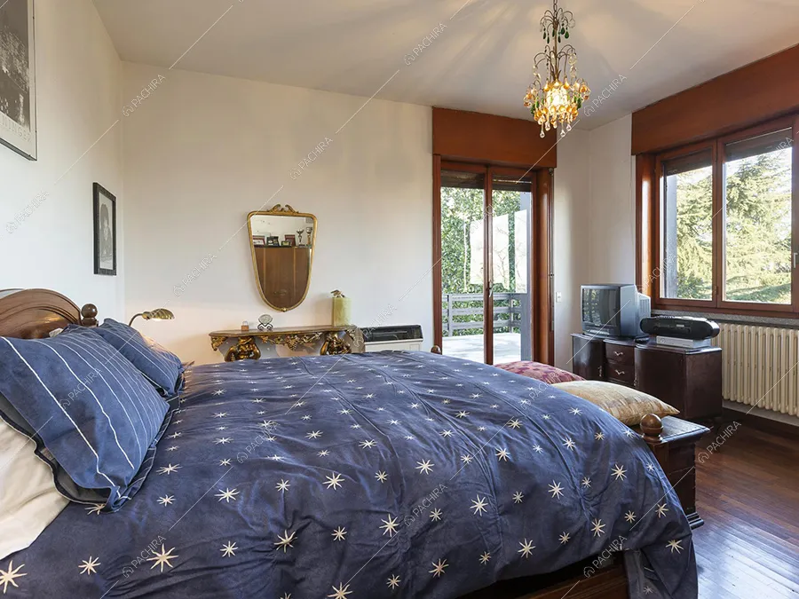 Camera da letto della villa Selenite, location in stile classico a Novara