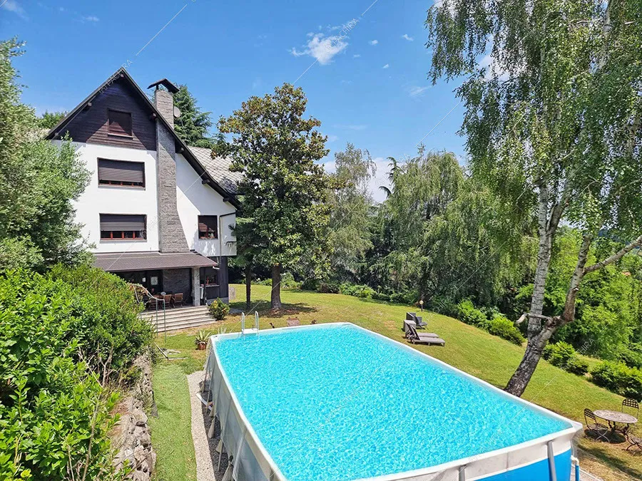 Piscina della villa Selenite, location in stile classico a Novara