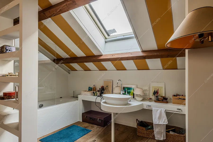 Bagno dell'appartamento Nan, location in stile moderno a Milano