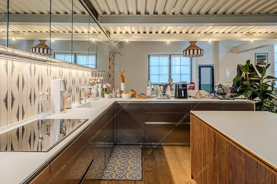 Cucina a isola dell'appartamento Nan, location in stile moderno a Milano