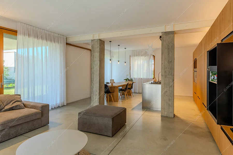 Zona living della villa moderna Elio, location per shooting a Como
