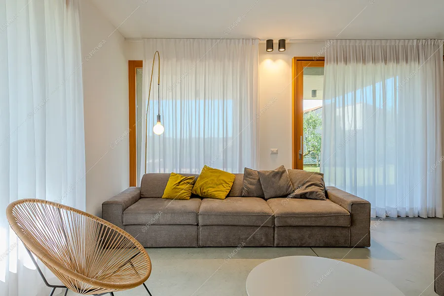 Salotto della villa moderna Elio, location per shooting a Como