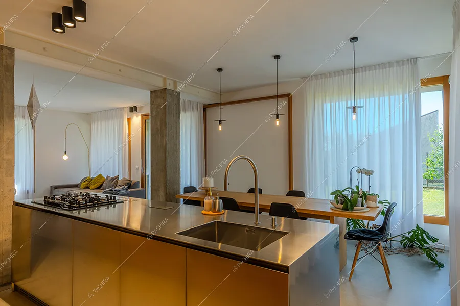 Cucina della villa moderna Elio, location per shooting a Como