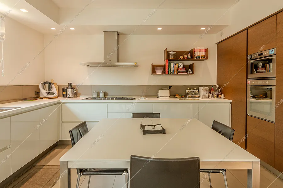 Cucina della villa moderna Amanita, location per shooting a Bergamo