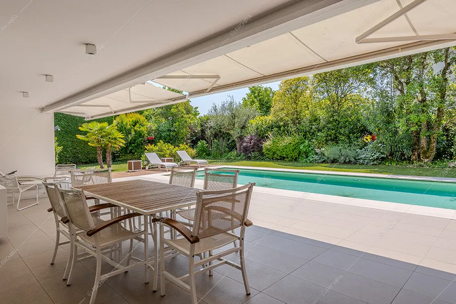 Veranda della villa moderna Amanita, location per shooting a Bergamo