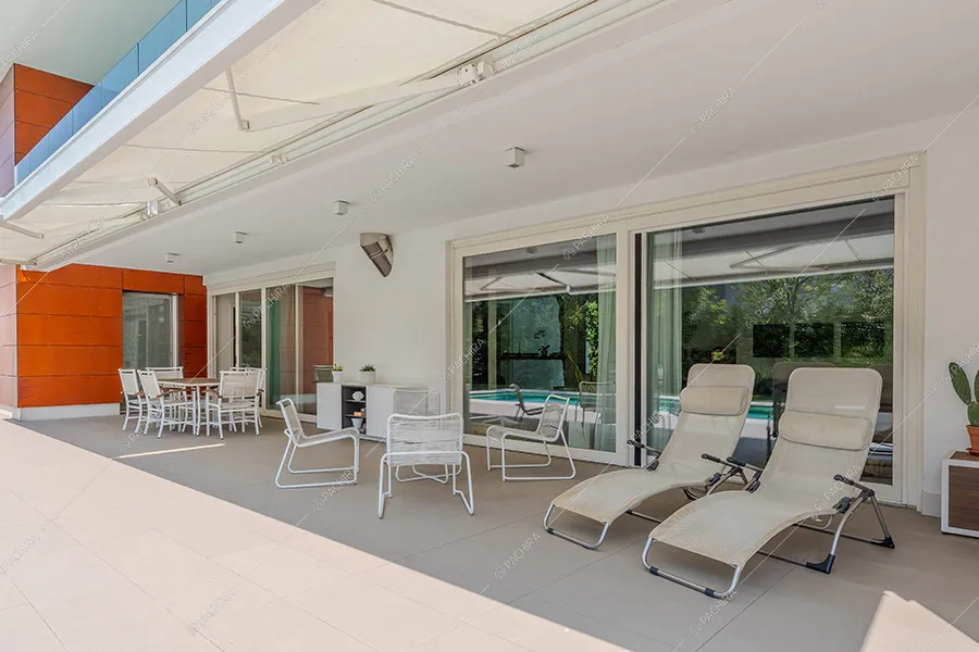 Veranda della villa moderna Amanita, location per shooting a Bergamo
