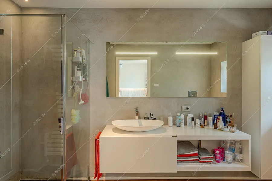 Bagno della villa moderna Amanita, location per shooting a Bergamo