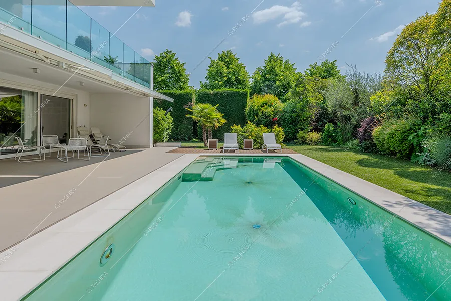 Piscina della villa moderna Amanita, location per shooting a Bergamo