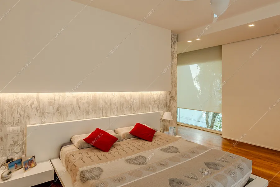 Camera da letto della villa moderna Amanita, location per shooting a Bergamo