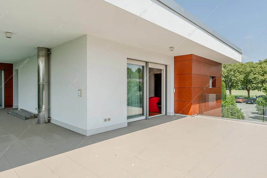 Esterni della villa moderna Amanita, location per shooting a Bergamo