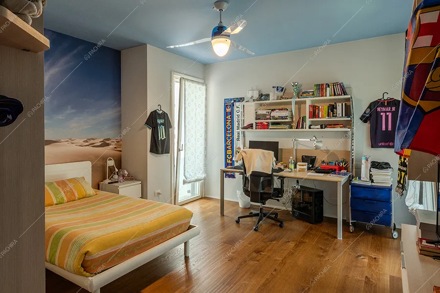 Camera da letto della villa moderna Amanita, location per shooting a Bergamo