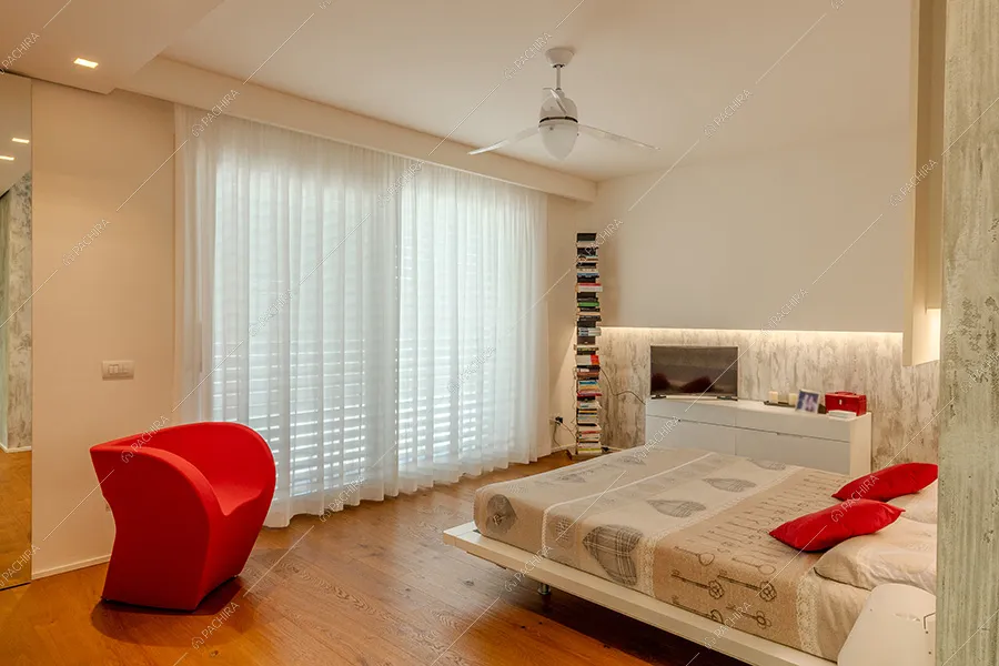 Camera da letto della villa moderna Amanita, location per shooting a Bergamo