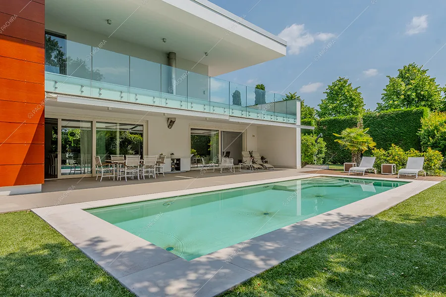 Piscina della villa moderna Amanita, location per shooting a Bergamo