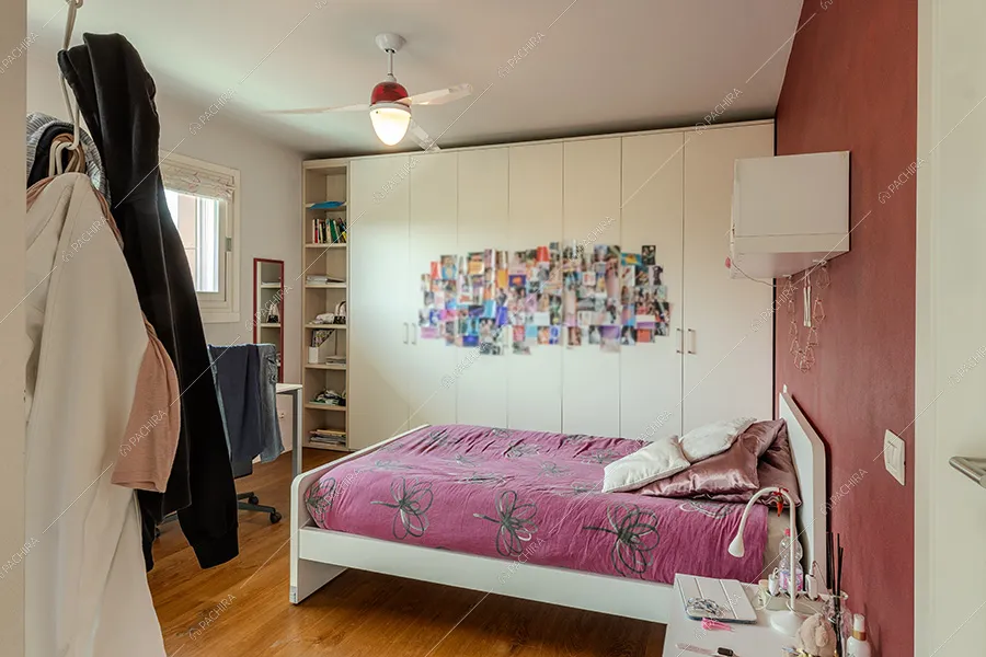 Camera da letto della villa moderna Amanita, location per shooting a Bergamo