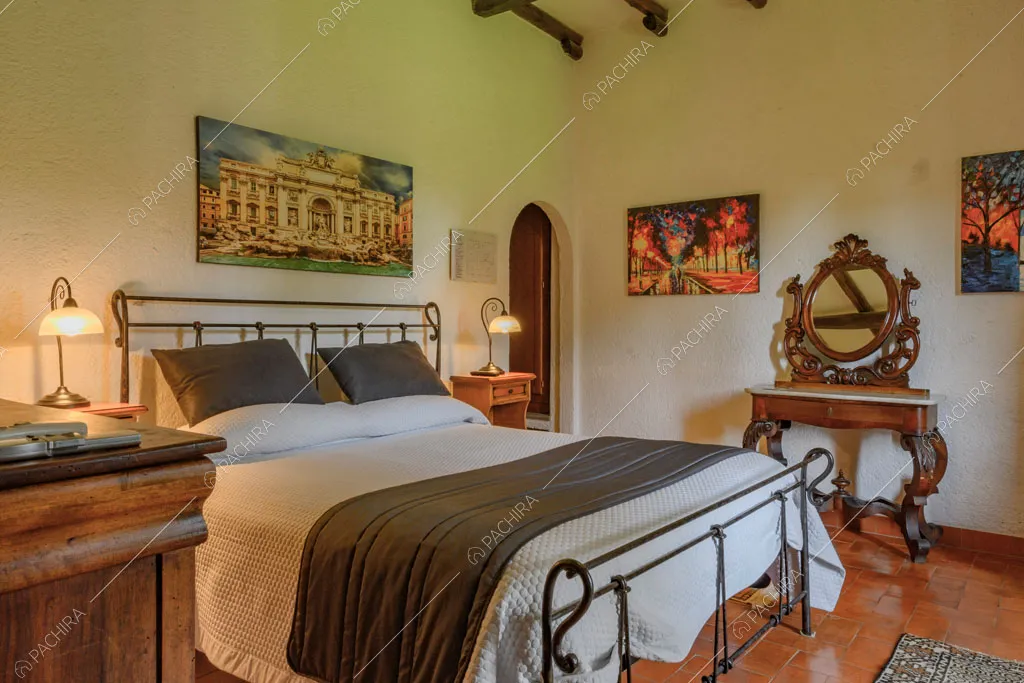 Camera da letto matrimoniale della villa Ebridi, location in stile rustico a Roma