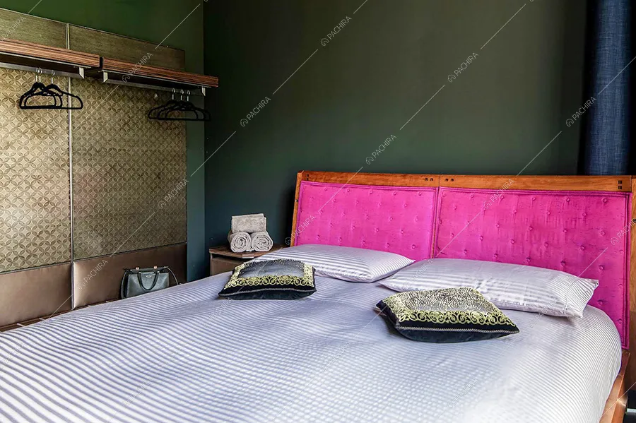 Camera da letto della villa Rangipo, location moderna per shooting a Como