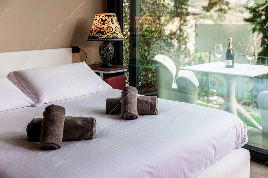 Camera da letto della villa Rangipo, location moderna per shooting a Como