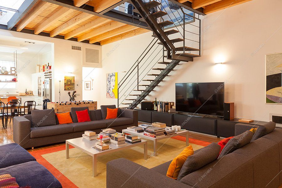 Zona living del loft Laurel, location contemporanea per shooting a Milano