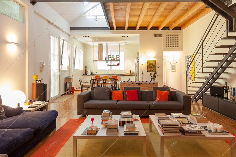 Zona living del loft Laurel, location contemporanea per shooting a Milano