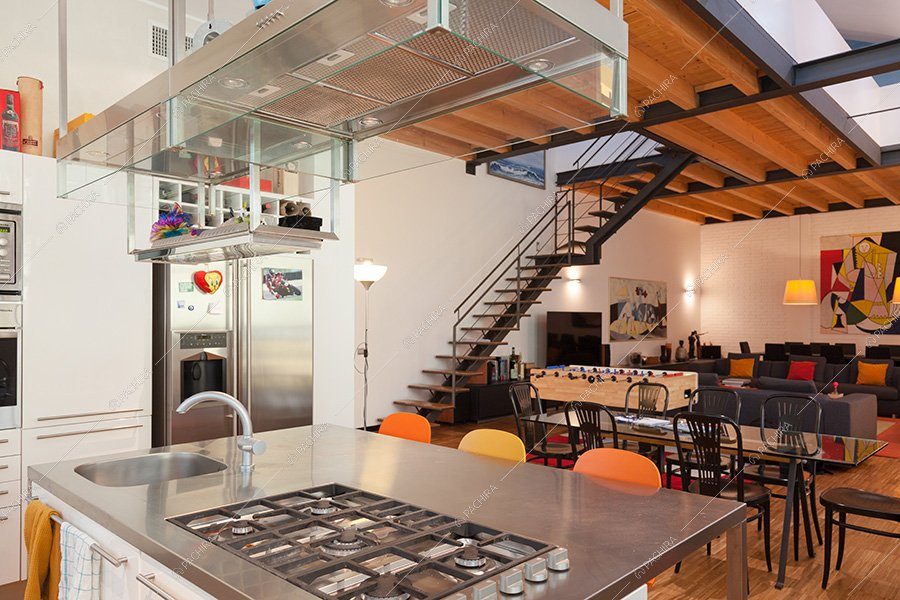 Cucina a isola del loft Laurel, location contemporanea per shooting a Milano