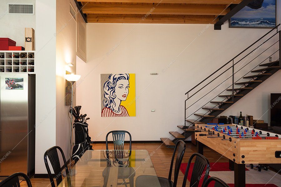 Zona pranzo del loft Laurel, location contemporanea per shooting a Milano